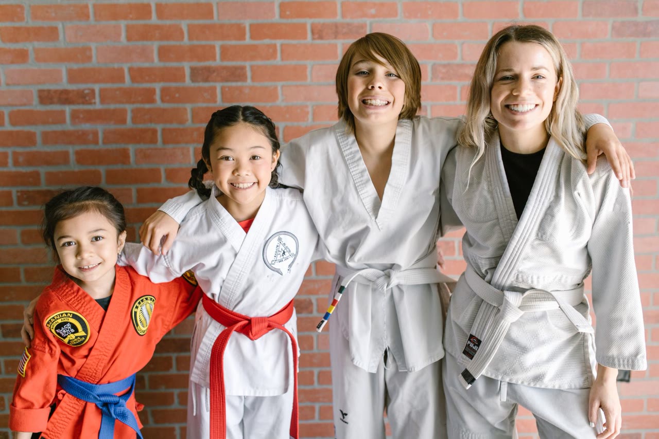 Nhóm em nhỏ mặc võ phục Taekwondo cười vui bên nhau (ảnh minh họa)